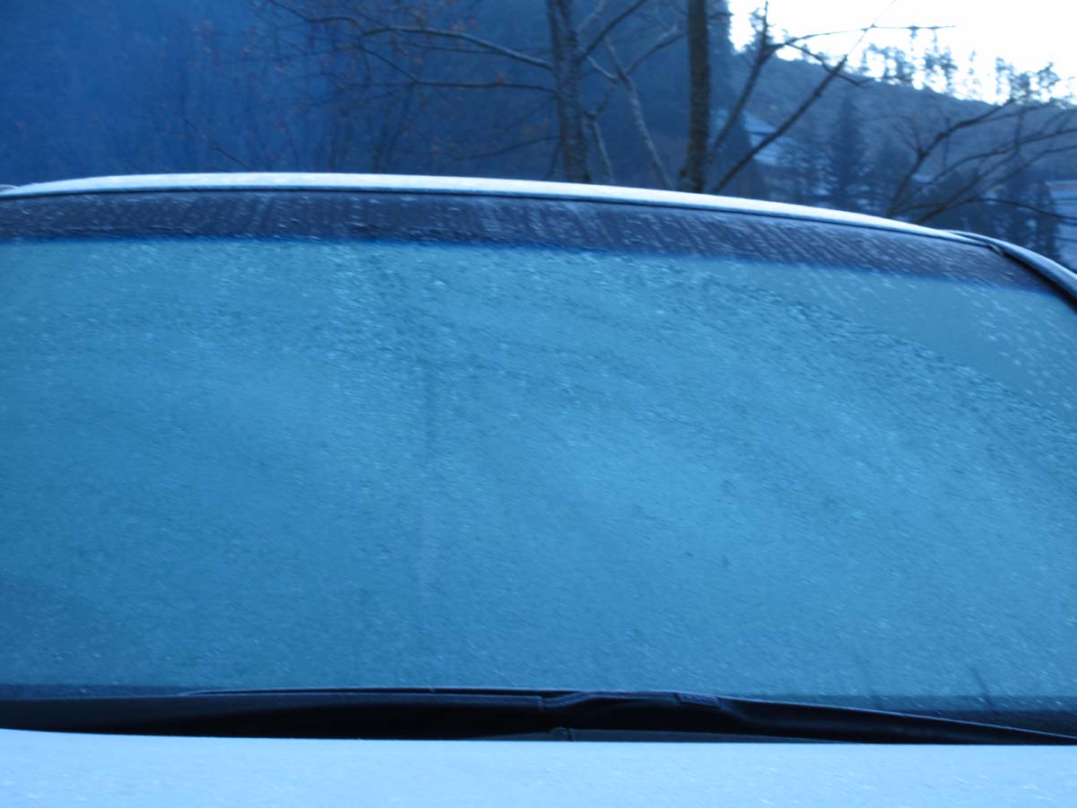 凍った車の窓