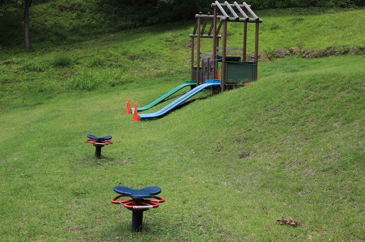 七沢森林公園のピクニック広場にある遊具