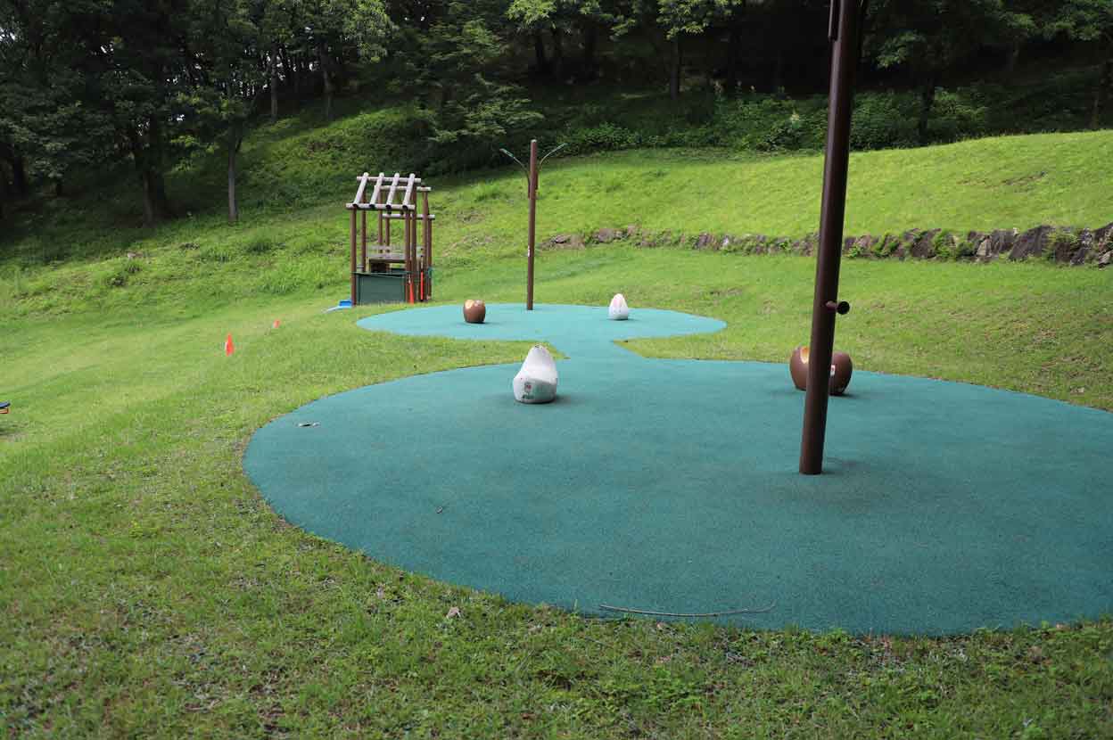 七沢森林公園のピクニック広場にある遊具