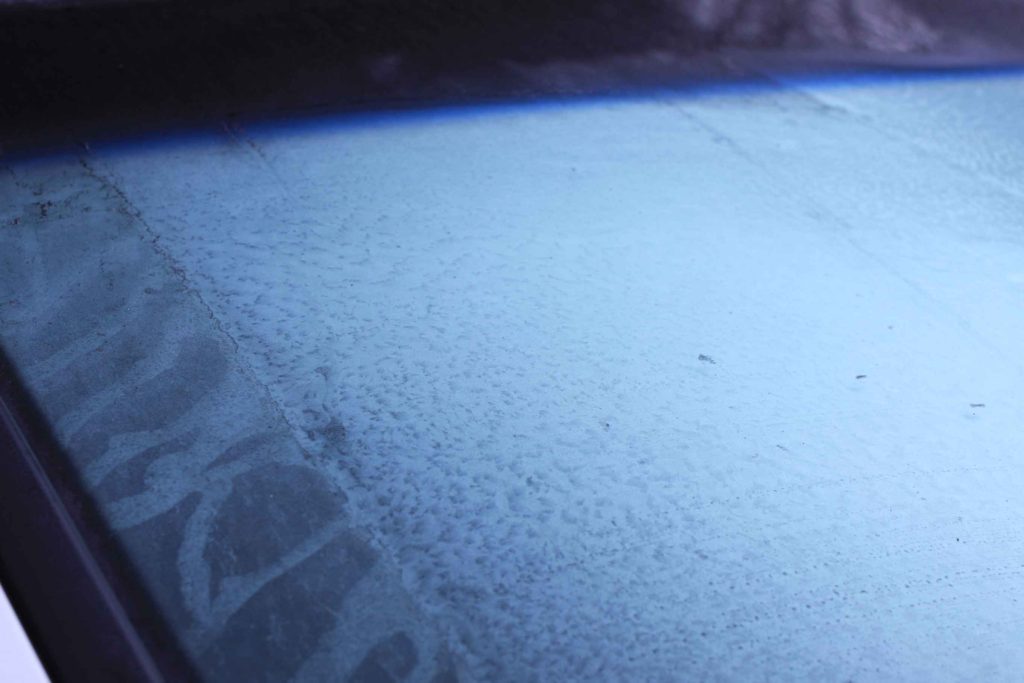 凍っている車の窓