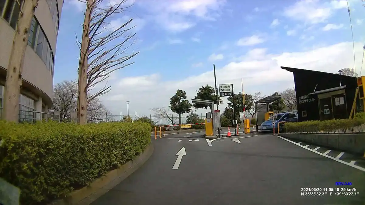 生田緑地の駐車場入口